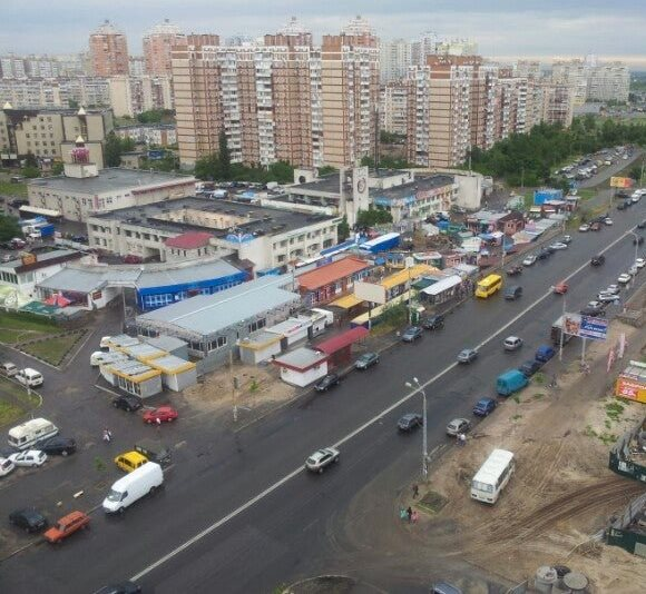 На Троєщині масово зносять МАФи, підтягнулась поліція: "скільки малого бізнесу накрилося"